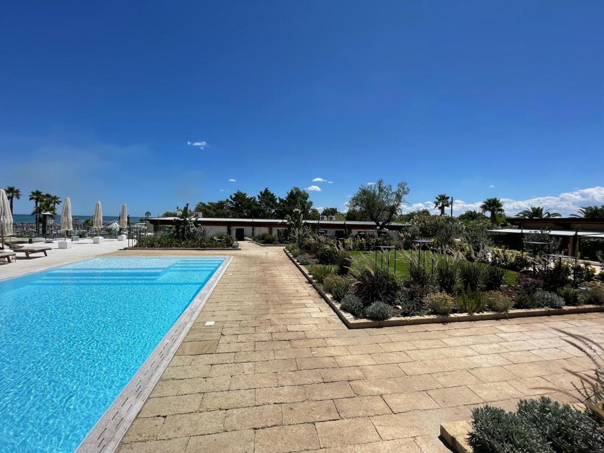 Valerio Resort Beach Club Margherita Di Savoia Exterior foto
